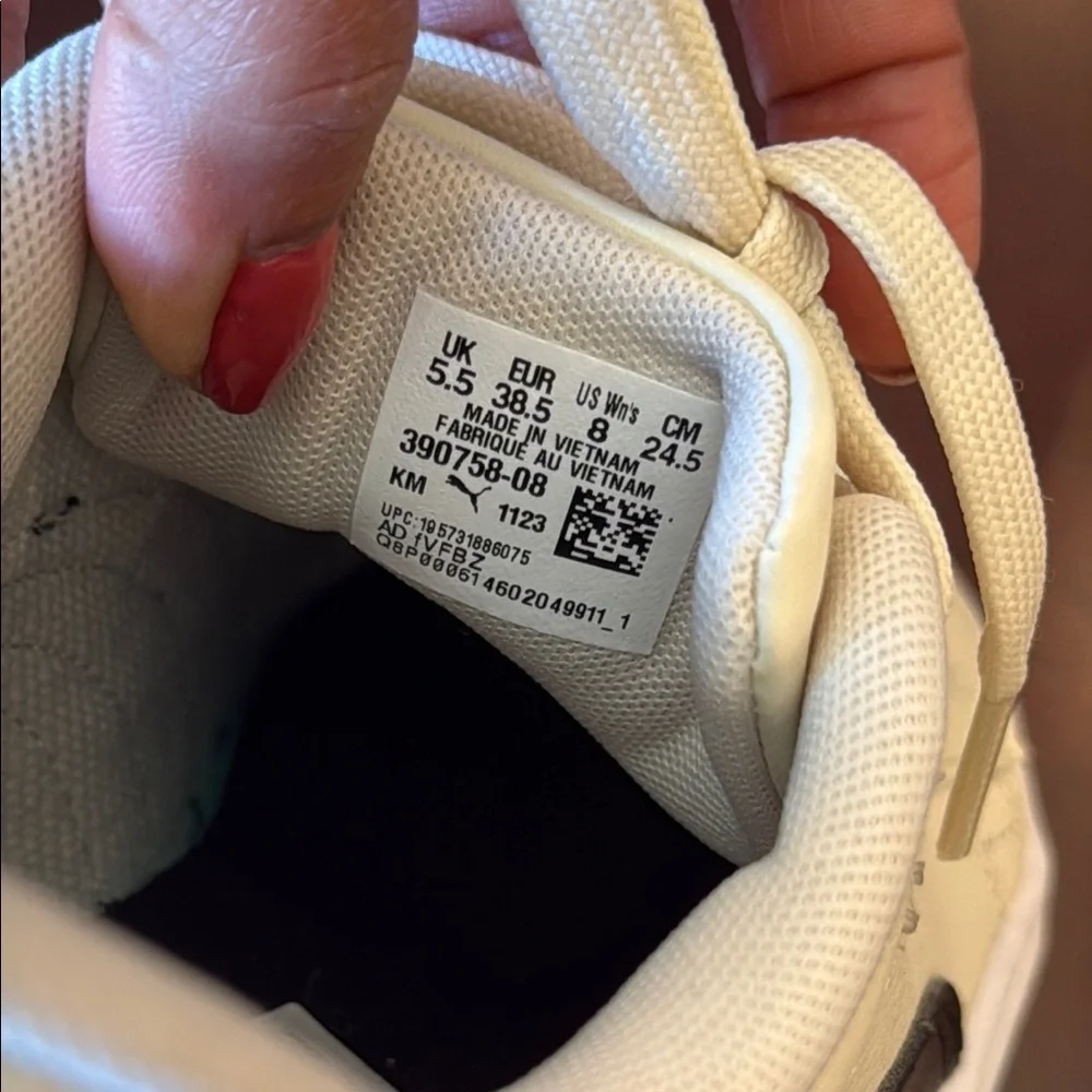 New No tag Puma Women’s Off-White Leather Platform sneakers size 8
